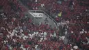 Penonton memberikan dukungan saat laga Kualifikasi Piala Dunia 2022 antara Timnas Indonesia melawan Thailand di SUGBK, Jakarta, Selasa (10/9). Laga berlangsung sepi hanya dihadiri 11.619 penonton. (Bola.com/Vitalis Yogi Trisna)