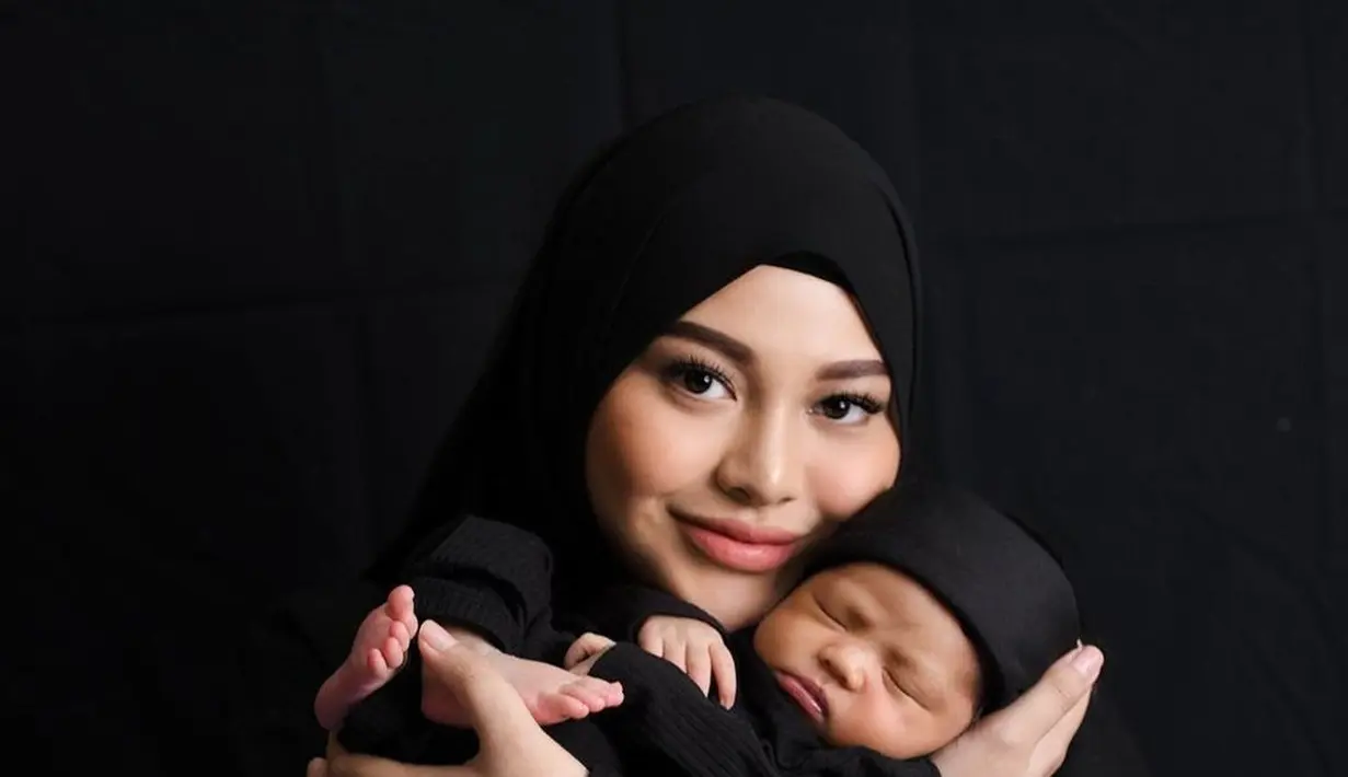 Melihat tampilan Aurelie Hermansyah setelah melahirkan. Kali ini, ia tampil lebih natural, menonjol dengan outfit yang serba hitam. Foto: Instagram.