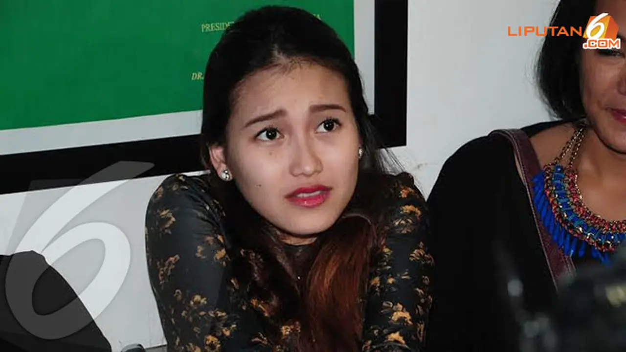 galley-ayu-ting-ting-5-140127c.jpg