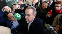 Para awak media mengelilingi mantan kepala wasit, Jose Maria Enriquez Negreira, saat ia meninggalkan pengadilan setelah memberikan kesaksian dalam kasus korupsi FC Barcelona yang sedang berlangsung, di Barcelona pada 19 Maret 2024. Tahun lalu, Barcelona dan beberapa mantan direktur juara Spanyol tersebut didakwa dengan suap setelah diduga melakukan pembayaran kepada mantan wakil presiden wasit Spanyol, yang memegang jabatan tersebut selama 25 tahun. Negreira diduga memperoleh lebih dari tujuh juta euro ($7,6 juta) dari Barcelona antara tahun 2001 dan 2018, melalui perusahaan yang diduga memproduksi laporan wasit, menurut klub tersebut. Jaksa Spanyol sedang berupaya untuk mengetahui apakah pembayaran Barcelona tersebut merupakan upaya untuk memengaruhi wasit, yang dibantah oleh Barcelona. (Pau Barrena/AFP)