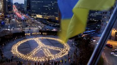 FOTO: Tanda Perdamaian Raksasa dari Belgia untuk Perang di Ukraina. (AP Photo/Geert Vanden Wijngaert)