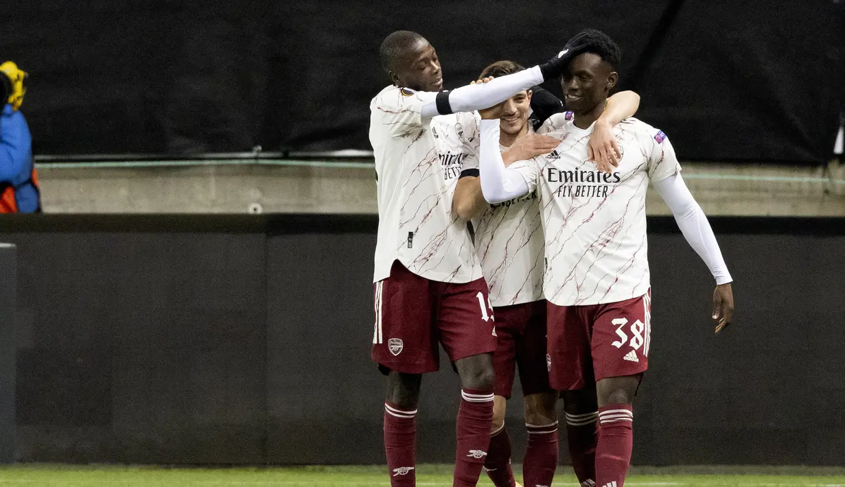 Penyerang Arsenal,  Folarin Balogun (kanan) berselebrasi usai mencetak gol ke gawang Molde pada pertandingan Grup B Liga Europa di Stadion Aker di Molde, Norwegia, Kamis (26/11/2020). Arsenal menang telak 3-0 atas Molde. (Svein Ove Ekornesvag / NTB via AP)