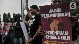 Massa gabungan dari berbagai lini tersebut menuntut pembebasan Haris dan Fatia atas dakwaan pencemaran nama baik terhadap Menko Kemaritiman dan Investasi Luhut Binsar Pandjaitan. (merdeka.com/Iqbal S. Nugroho)