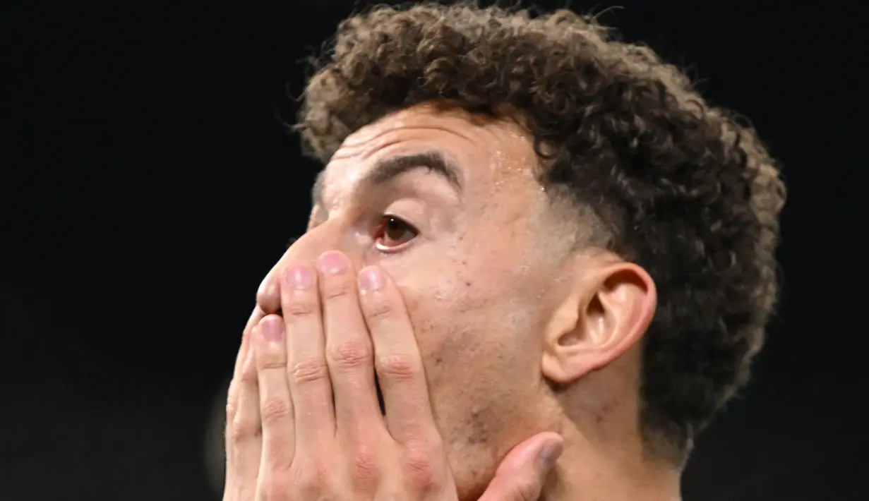 Ekspresi kecewa Striker FC Copenhagen, Jordan Larsson setelah eksekusi penaltinya dimentahkan kiper Manchester United, Andre Onana pada laga matchday ketiga Grup A Liga Champions 2023/2024 di Old Trafford Stadium, Rabu (25/10/2023) dini hari WIB. (AFP/Paul Ellis)