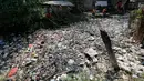 Petugas kebersihan membersihkan sampah di Kali Bahagia, Bekasi, Jawa Barat, Kamis (1/8/2019). Selain membuat pemandangan tidak sedap, sampah-sampah tersebut juga menimbulkan bau tak sedap dan dikhawatirkan menjadi sumber penyakit. (AP Photo/Tatan Syuflana)