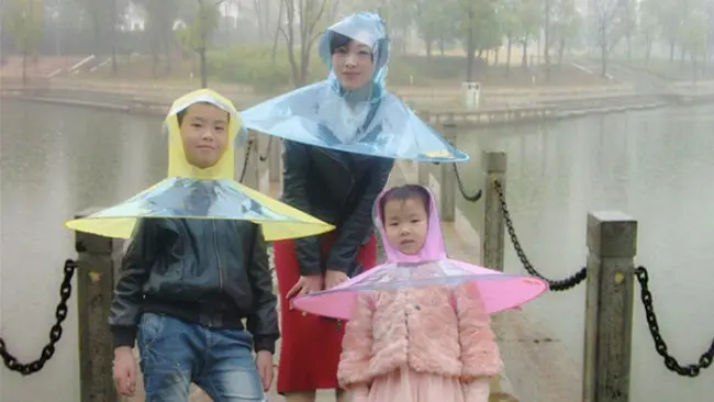 Jas hujan payung (odditycentral.com)