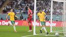 Australia baru mampu memperkecil ketertinggalan menjadi 1-2 pada menit ke-77. Bola tembakan Craig Goodwin dari luar kotak penalti sempat membentur pemain Argentina, Enzo Fernandez hingga bola berubah arah dan mengecoh kiper Emiliano Martinez. (AP/Thanassis Stavrakis)