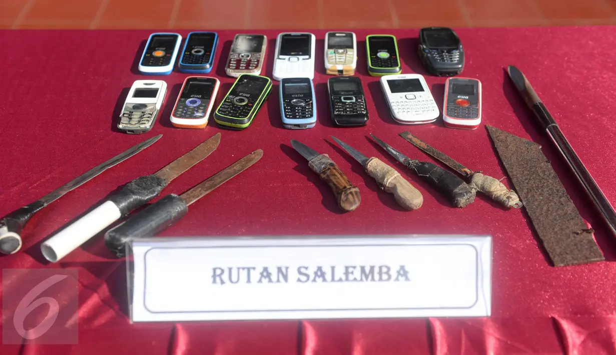 Barang-barang milik penghuni lapas yang berhasil disita petugas di Lapas Narkotika Kelas II A Cipinang, Jakarta, Rabu (23/12/2015). Petugas memusnahkan ratusan ponsel yang didapat dari penggeledahan selama Mei-Desember 2015. (Liputan6.com/Gempur M Surya)