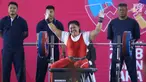 Atlet Para Powerlifting Indonesia, Siti Mahmudah bersorak usai mengangkat beban di kelas Womens Up 79kg Asian Para Games 2018 di Jakarta, Rabu (10/10). Siti Mahmudah meraih perak dengan total angkatan 120 kg. (Liputan6.com/Helmi Fithriansyah)