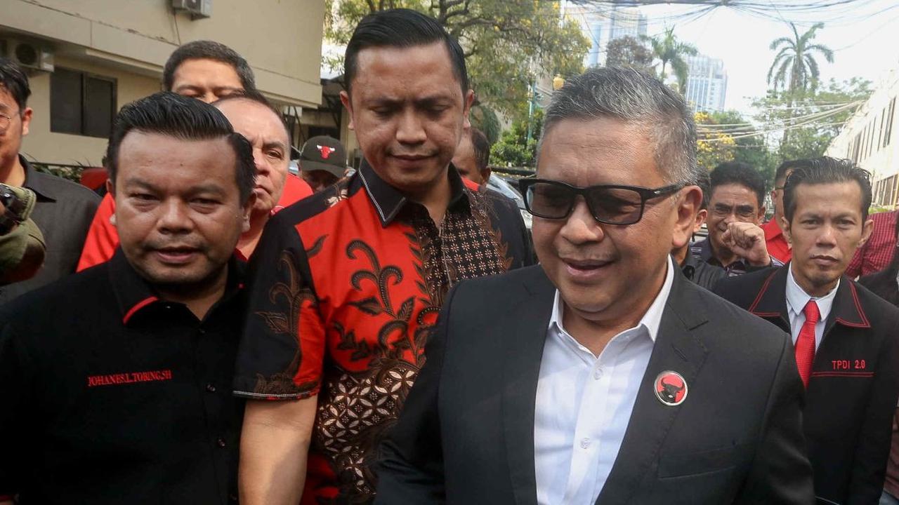 FOTO: Penuhi Panggilan Polda Metro Jaya, Sekjen PDIP Hasto Kristiyanto Genggam Berkas untuk Barang Bukti Terkait Wawancara di TV