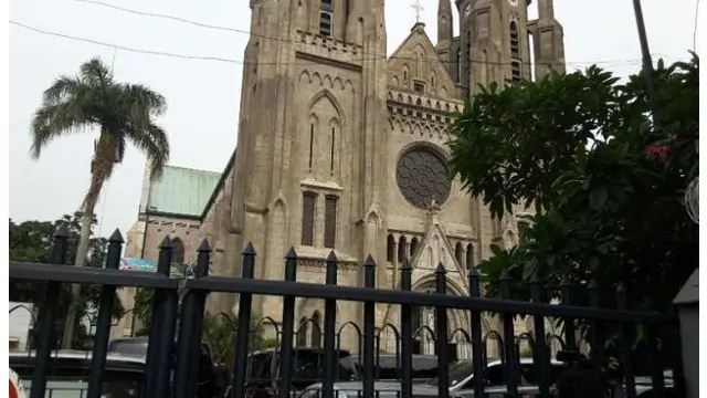 Ada pemandangan berbeda di Gereja Katedral Jakarta. Suasana Gereja Keuskupan Agung Jakarta ini tampak semarak. Begitu juga dengan penjagaan, terlihat ketat di areal gereja. Akses tertutup diberlakukan pada Jumat (27/11/2015) sore.  Maklum saja, Gereja Kat