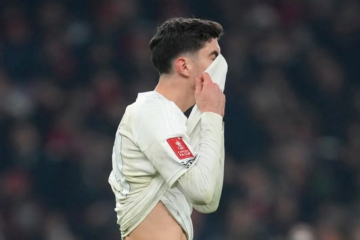 Ekspresi kekecewaan Kai Havertz dalam laga FA Cup antara Arsenal vs Manchester United, Minggu (12/1/2025). (c) AP Photo/Kin Cheung
