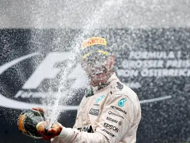 Ekspresi pebalap Mercedes, Lewis Hamilton, setelah menjuarai F1 GP Austria di Sirkuit Red Bull Ring, Austria, Minggu (3/7/2016). (Reuters/Dominic Ebenbichler)