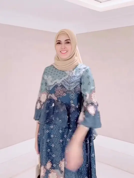 Seperti inilah potret Dhena Devanka yang sudah mantap berhijab [instagram/dhenadevanka]