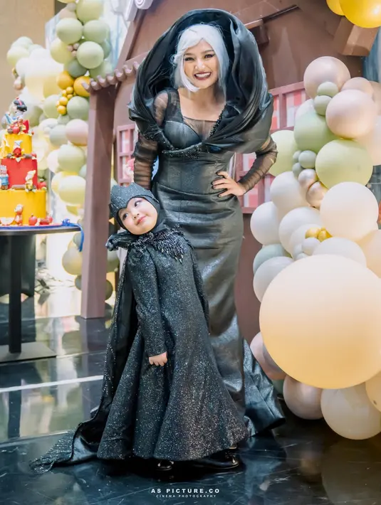 Siti Badriah tampil dramatis dalam gaun bertema fantasi berwarna hitam metalik yang memberikan kesan glamor sekaligus teatrikal dengan model lonh dress bodycon mermaid. [@sitibadriahh]