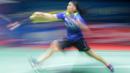 Aksi Gregoria Mariska mengembalikan kok ke arah Ratchanok Intanon pada babak kedua Indonesia Open 2018 di Istora Senayan, Jakarta, (5/6/2018). Ratchanok Intanon menang 21-11 17-21 21-14. (Bola.com/Nick Hanoatubun)