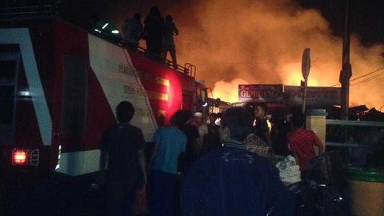 Pasar Cikpuan kebakaran, pedagang panik selamatkan dagangan