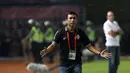 Aksi Pelatih Sriwijaya FC, Widodo C. Putro saat memprotes wasit saat laga Torabika SC 2016 di Stadion Utama Gelora Bung Karno, Jakarta (24/6/2016). (Bola.com/Nicklas Hanoatubun)