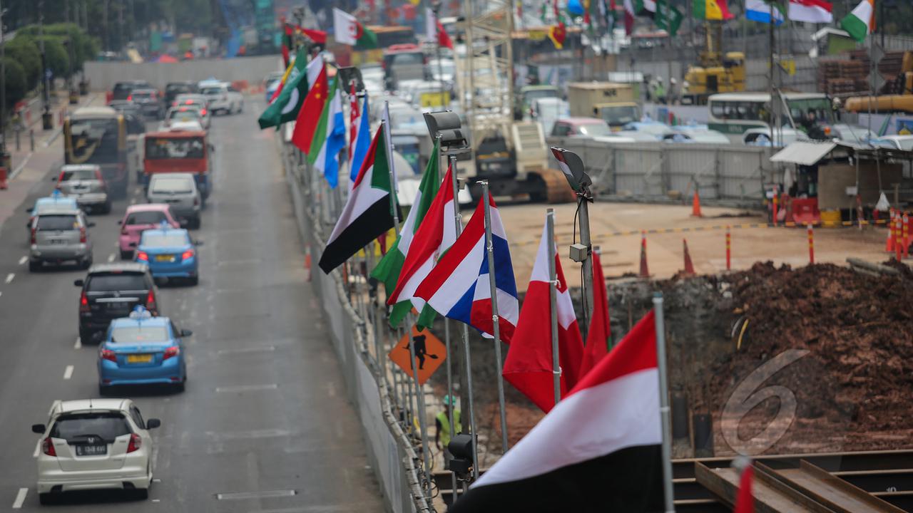 Bendera Negara Peserta KAA Hiasi Jalan Jakarta