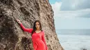 Lyodra Ginting dinilai sebagai perpaduan sempurna. Selain paras ayu, suaranya cantik. Teknik vokalnya tak perlu diragukan lagi. Tak heran banyak yang mengagumi pelantun “Kalau Bosan.” Foto ini misalnya, panen pujian netizen. Menampilkan pose Lyodra Ginting dengan gaun merah polos berlengan panjang plus aksen pita di pinggang. “Miss universe,” seru @dyan*** di kolom komentar. “Walaupun kau bukan titisan sang dewi.. ku akan percaya,” @amin*** menyahut. (Foto: Dok. Instagram @lyodraofficial)