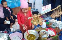 Keseruan Riyoyo Kupat Mini di Surabaya, Anak-anak Jual Aneka Makanan Minuman Bisa Dibeli Tanpa Uang