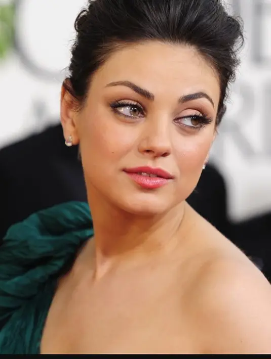 Lucunya, hal itu pun ia ketahui secara tidak sengaja karena melihat headline tentang dirinya di majalah saat belanja di supermarket. (instagram/_mila_kunis_)