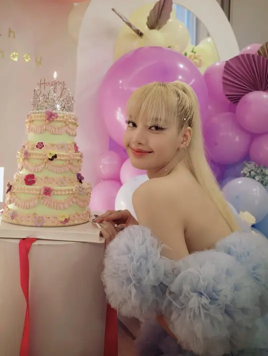 Lisa pun melengkapi penampilannya dengan deretan aksesori. Diketahui Lisa BLACKPINK yang memang menjadi wajah dari brand Celine dan Bvlgari itu membuatnya tidak asing dengan aksesori mahal.