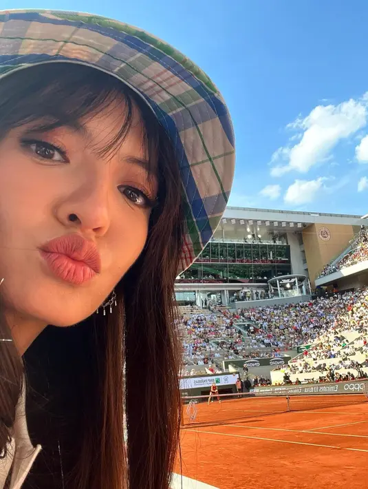 Untuk melindunginya dari terik matahari, Raline juga memakai bucket hat dengan warna dan motif serasi. Dilengkapi kaus kaki dan mini sling bag. [Foto: IG/ralineshah].