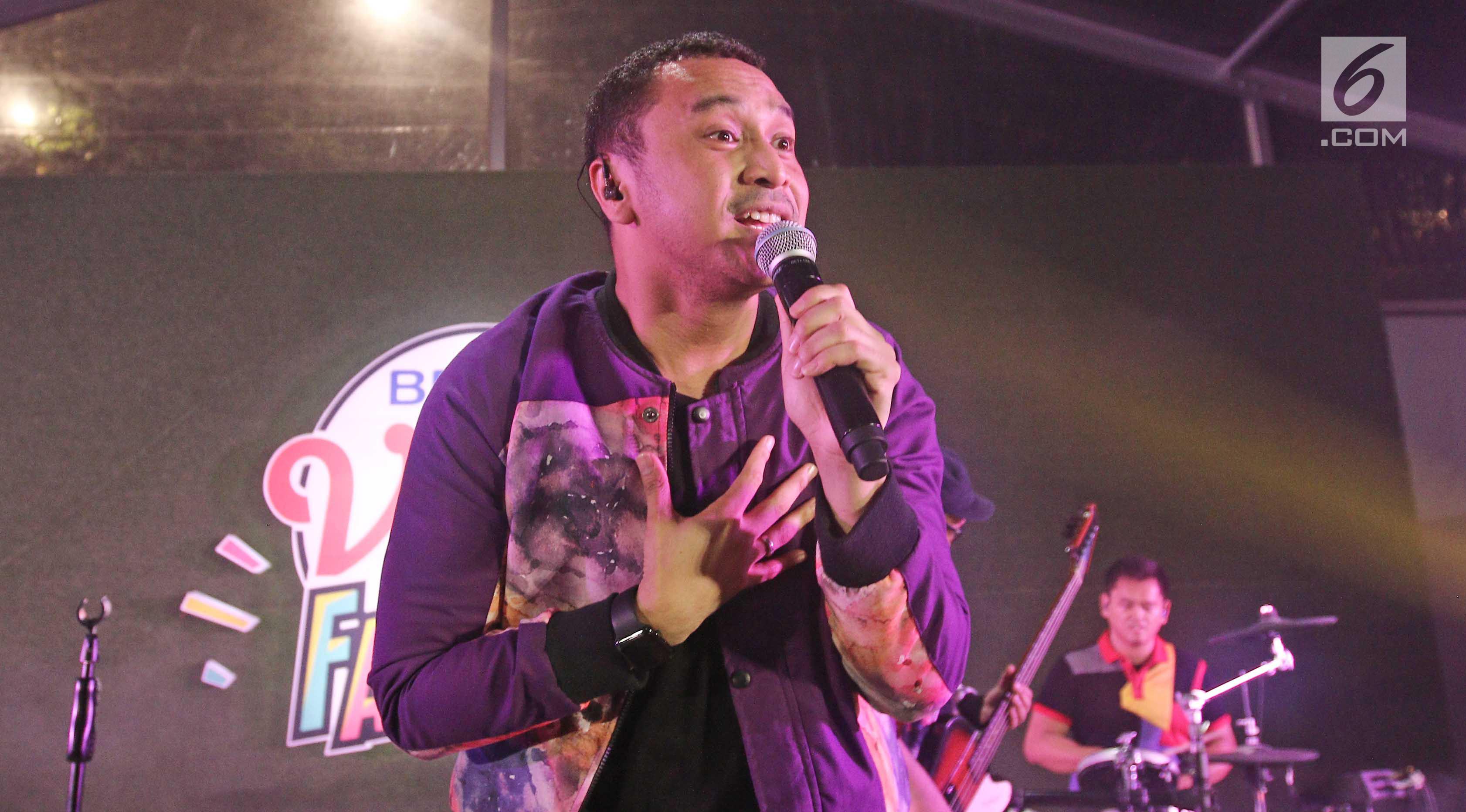 Aksi vokalis Grup band Nidji, Giring pada acara BRIZZI Vidio Fair 2017 di The Space Senayan City, Jakarta Pusat, Sabtu (9/12). Rencananya, Giring Ganesha akan vakum sejenak dari Nidji hingga waktu yang tidak ditentukan. (Liputan6.com/Herman Zakharia)