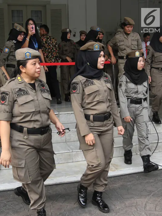 Srikandi Satpol PP usai mendapat arahan dari Wakil Gubernur DKI Sandiaga Uno di halaman Pendopo Balai Kota, Jakarta, Kamis (19/4). Sebanyak 60 srikandi Satpol PP dikerahkan untuk menutup diskotek Exotic dan Sense Karaoke. (Liputan6.com/Arya Manggala)