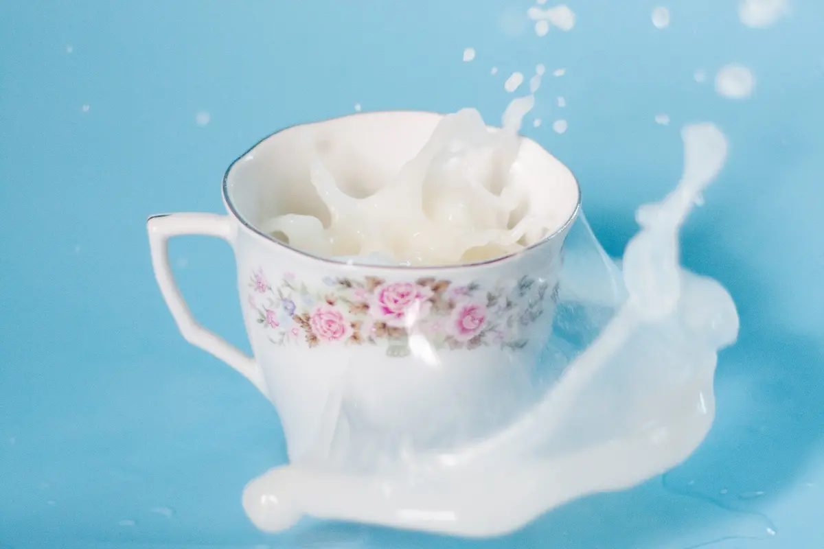 Pakai Susu untuk Hilangkan Mata Panda, Bagaimana Caranya?