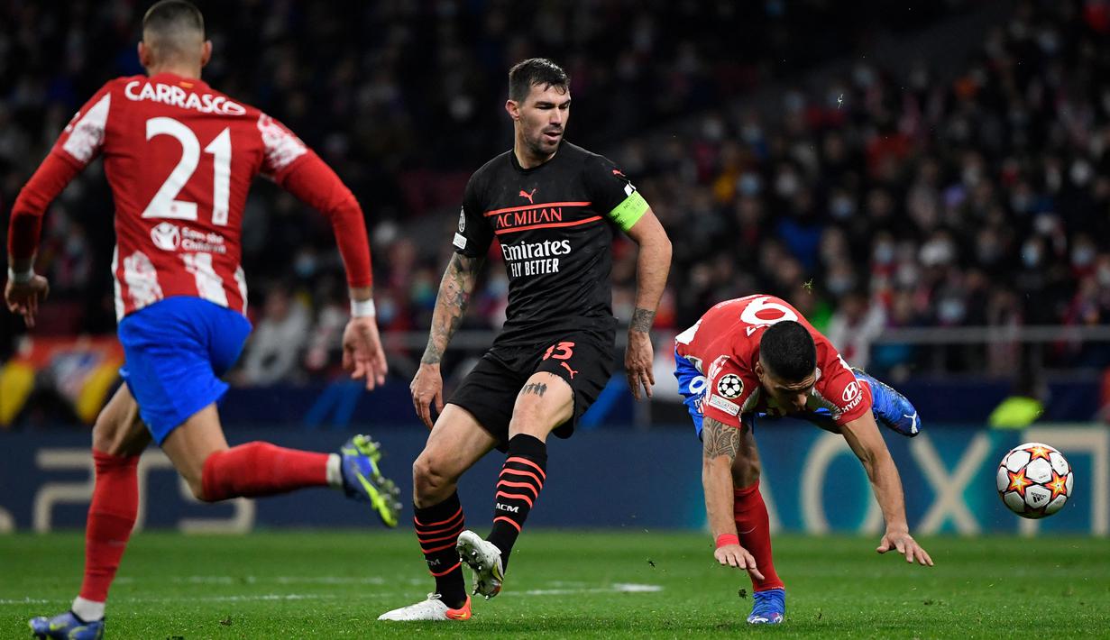 Alessio Romagnoli. Bek tengah Italia berusia 27 tahun ini telah 7 musim memperkuat AC Milan sejak didatangkan dari AS Roma pada awal musim 2015/2016 dengan nilai transfer 25 juta euro. Jabatan kapten tim telah disandangnya sejak awal musim 2018/2019. Akhir musim 2021/2022 ini kontraknya bersama AC Milan berakhir dan dipastikan akan meninggalkan tim usai tak lagi menjadi pilihan utama. Ia hanya tampil 19 laga di Serie A musim 2021/2022. (AFP/Pierre-Philippe Marcou)