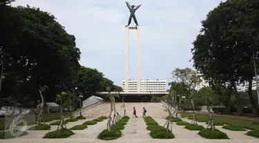 Warga melintas di kawasan Taman Lapangan Banteng, Jakarta, Senin (6/3). Pemprov DKI akan segera melakukan renovasi Taman Lapangan Banteng tersebut. (Liputan6.com/Immanuel Antonius)