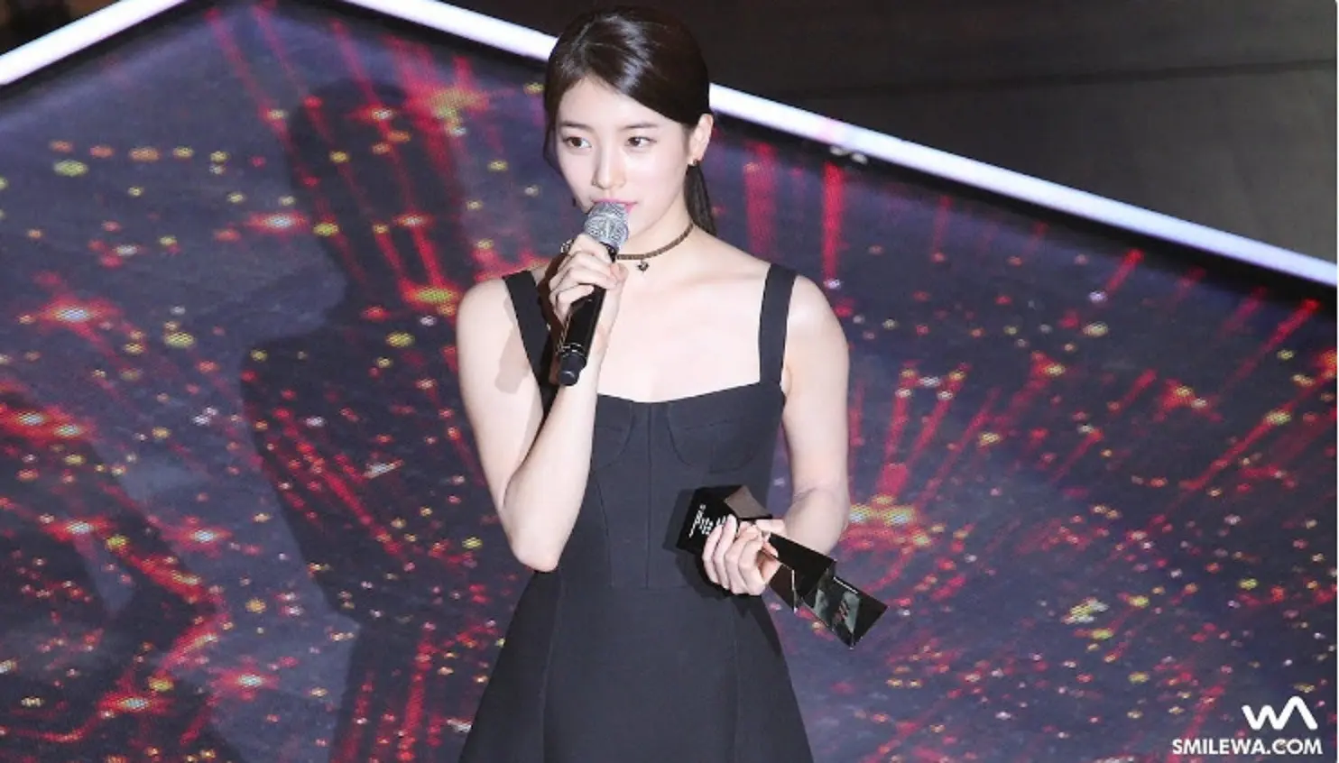 Suzy `Miss A` saat menerima penghargaan Asia Artis Awards 2017 (KoreaBoo)