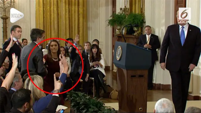 Seorang staff Gedung Putih menarik paksa mikrofon yang digunakan jurnalis CNN saat sedang melakukan tanya jawab dengan Donald Trump.