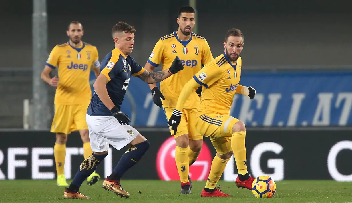 Striker Juventus, Gonzalo Higuain, menggring bola saat pertandingan melawan Hellas Verona pada laga Serie A, Italia, di Stadion Marc'Antonio Bentegodi, Sabtu,(30/12/2017). Juventus menang 3-1 atas Hellas Verona. (AP/Filippo Venezia)