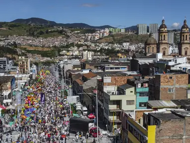 Pemandangan udara selama Karnaval Hitam dan Putih di Pasto, Kolombia (6/1/2022). Karnaval Hitam dan Putih merupakan perayaan terbesar di di wilayah barat daya negara itu. (AFP/Joaqin Sarmiento)