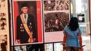 Pengunjung melihat Pameran Foto Potret 7 Presiden RI dengan tema "7 Citizen No.1" di Mall Neo Soho, Jakarta, Selasa (22/11/2022). Foto-foto yang dipamerkan merupakan foto bersejarah bagi bangsa Indonesia. (Liputan6.com/Johan Tallo)