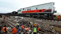 Petugas teknisi PT KAI dan pekerja melakukan perbaikan jalur rel kereta api yang terdampak banjir di Desa Papanrejo, Kecamatan Gubug, Kabupaten Grobogan, Jawa Tengah, Kamis (23/1/2025). (Foto: Dokumentasi BNPB).