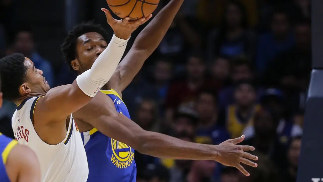Gary Harris berduel dengan Damian Jones saat Warriors kalah dari Nuggets di lanjutan NBA