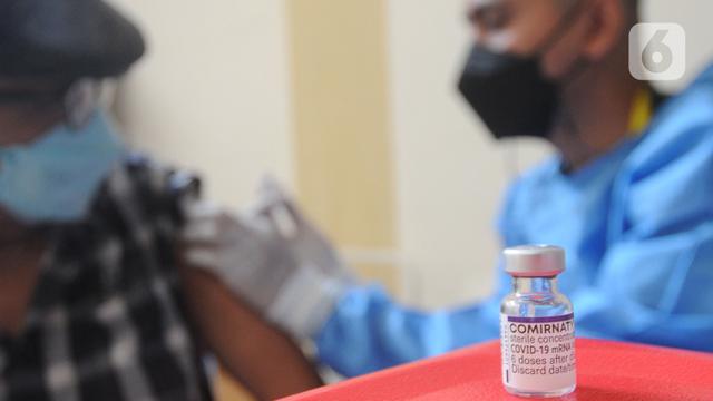 Warga Antre Vaksinasi di Kantor Kecamatan Cinere Depok