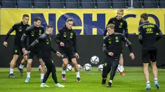 Para pemain Republik Ceko mengikuti sesi latihan  di Friends Arena di Stockholm, Swedia, Rabu (23/3/2022). Republik Ceko akan bertanding melawan tuan rumah Swedia pada play-off Piala Dunia 2022 di Friends Arena. (Claudio Bresciani/TT via AP)