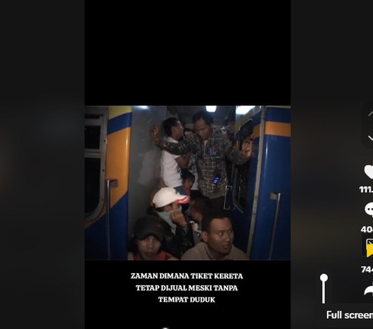 Tidak hanya itu saja, sistem penjualan tiket juga masih kacau. Pada saat itu, tiket kereta masih tetap dijual walaupun tanpa tempat duduk. <br>