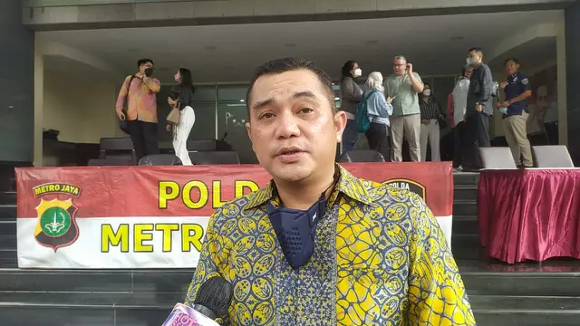 Nirina Zubir dan pengacaranya Ruben Jeffrey di Mapolda Metro Jaya, Kamis (18/11/2021)