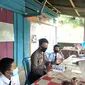 Ipda Haerul, Kapolsek Lampasio, Tolitoli saat membantu mengajar siswa SMPN 1 Lampasio di Dusun 7 Desa Tinading Kecamatan Lampasio pada Senin (3/8/2020). (Foto: Humas Polres Tolitoli).