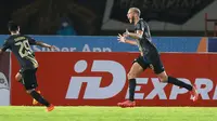 Selebrasi pemain Dewa United FC, Karim Rossi setelah mencetak gol kedua timnya ke gawang PSIS Semarang dalam lanjutan babak penyisihan Grup A Piala Presiden 2022 antara Dewa United FC menghadapi PSIS Semarang di Stadion Manahan, Solo, Jawa Tengah, Jumat (17/6/2022). (Bola.com/Arief Bagus)