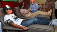 Calon wali kota surabaya Machfud Arifin donor darah di PMI surabaya (Istimewa)