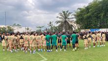 Suporter PSS Sleman terus mengobarkan semangat tim kesayangan mereka jelang laga krusial menghadapi PSIS Semarang pada pekan ke-27 Pegadaian Championship 2025/2026. (Bola.com/Ana Dewi)