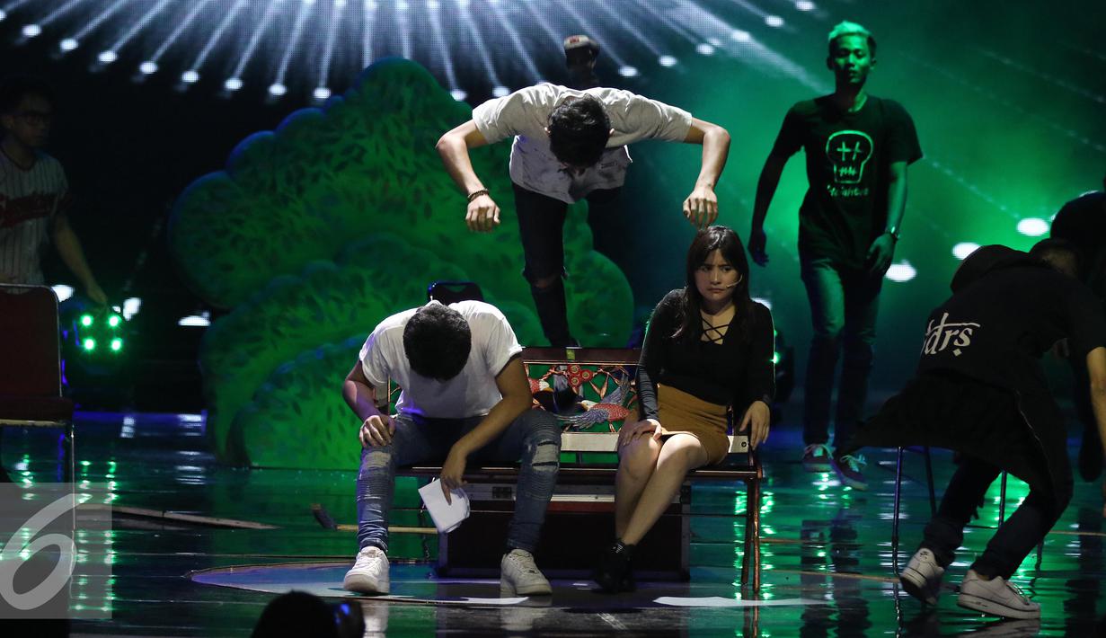 Aktris Prilly Latuconsina dan Aktor Aliando Syarief melakukan latihan drama musikal di Istora Senayan, Jakarta, Senin (22/8). HUT SCTV yang ke-26 akan diadakan di istora senayan secara Live pada pukul 18.45 Wib. (Liputan6.com/Herman Zakharia)