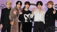 Boy band dari Korea Selatan, Tomorrow X Together (TXT), hadir dalam&nbsp;the 50th Annual American Music Awards di the Microsoft Theater, Los Angeles, California, pada 20 November 2022. (Lisa O'CONNOR / AFP)